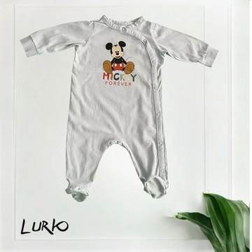 Mickey Mouse  rugdalózó lábfejjel