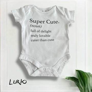 Rövid ujjú body felirattal