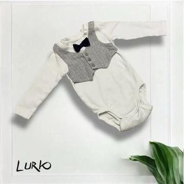 Hosszú ujjú body mellénnyel és csokornyakkendővel