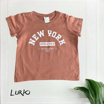 Rövid ujjú póló felirattal