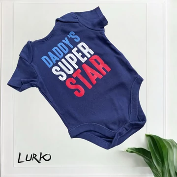 Rövid ujjú body felirattal