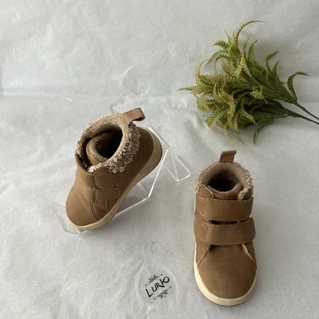 Bélelt tépőzáras bakancs