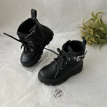 Oldalt cipzáros csatos bakancs