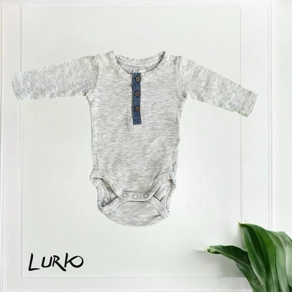 Hosszú ujjú body gombokkal