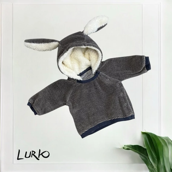Bundás kapucnis felső fülekkel