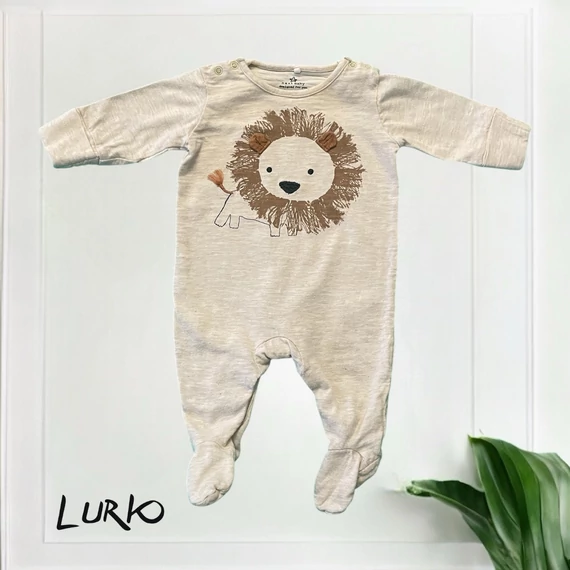Oroszlános rugdalózó lábfejjel