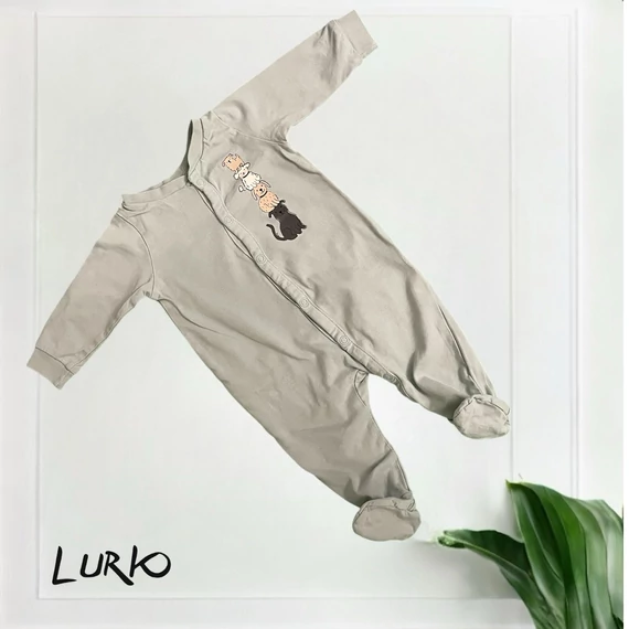 Kutyás rugdalózó lábfejjel