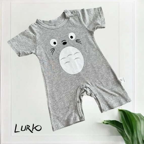 Rövid szárú Totoro mintás kezeslábas