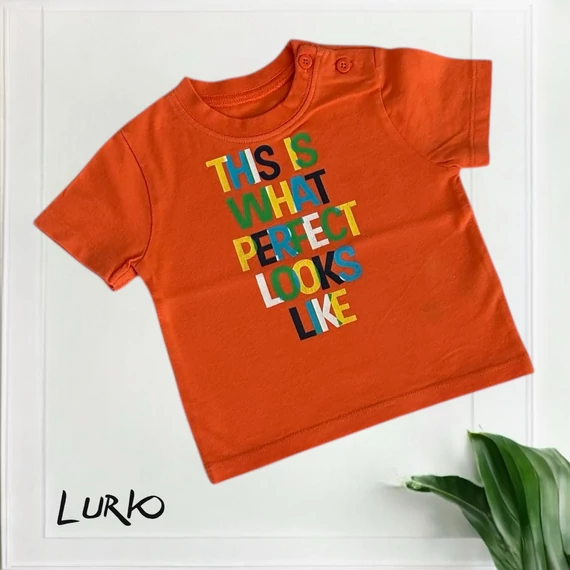 Rövid ujjú póló felirattal