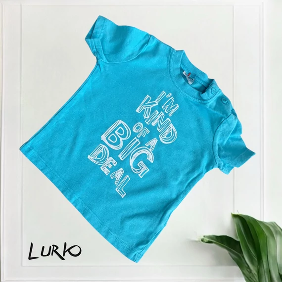 Rövid ujjú póló felirattal