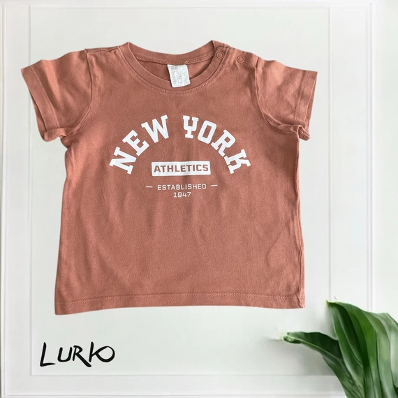 Rövid ujjú póló felirattal