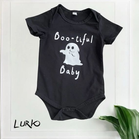 Rövid ujjú body felirattal