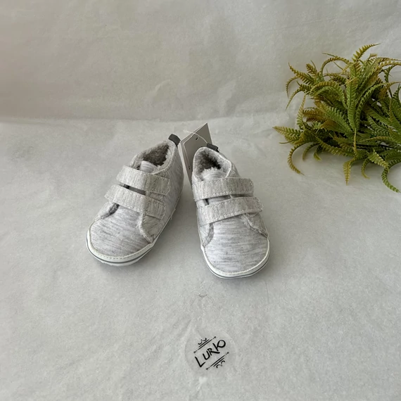 Puhatalpú bélelt cipő